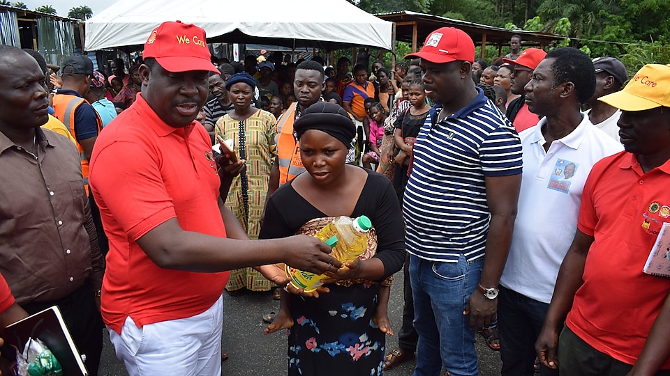 States Commissioner for Special Duties, Barrister Ernest Oweizu, joined the SPDC JV volunteers to distribute relief materials at Uwheru IDP camp in Ughelli North, Delta State.