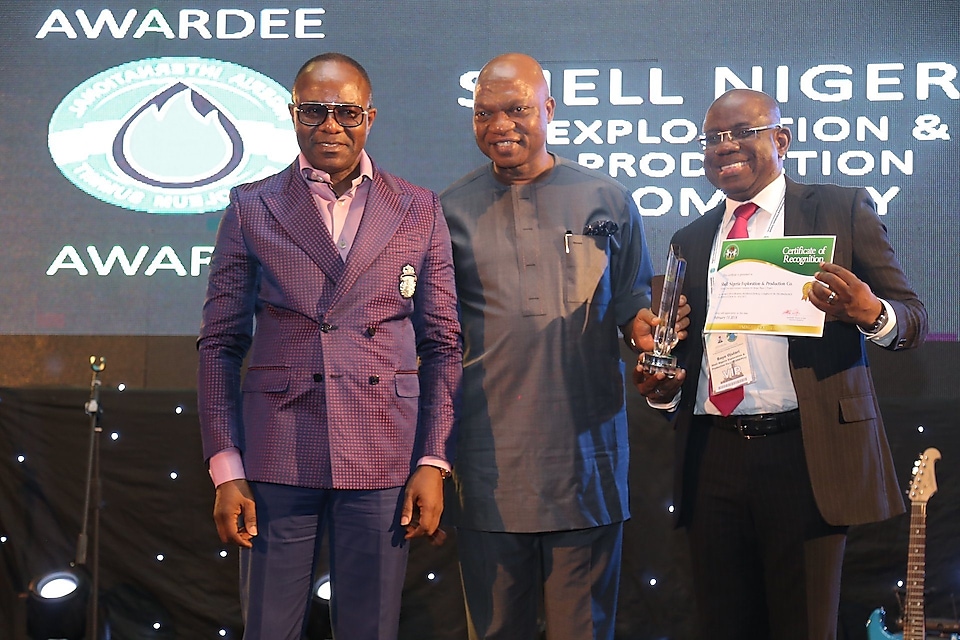 L-R: Minister of State for Petroleum Resources, Dr. Ibe Kachikwu; Country Chair, Shell Companies in Nigeria and Managing Director of The Shell Petroleum Development Company of Nigeria Limited (SPDC), Mr. Osagie Okunbor; and the Managing Director, Shell Nigeria Exploration and Production Company, Mr. Bayo Ojulari, during the presentation of The Best International Company in Technology and Innovation to Shell at the 2018 Nigeria International Petroleum Summit held in Abuja… on Monday.